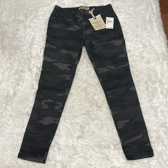 Democracy Denim - NWT Women’s Democracy “Ab” Technology Jeggings in Black& Gray Camo Size 4P